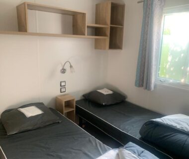 Chambre avec deux lits simples dans le Mobilhomme camping