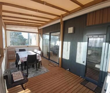 Terrasse couverte avec table et chaises du Modèle d'exception 3 ch 2 sdb 43m2 proche parc aquatique