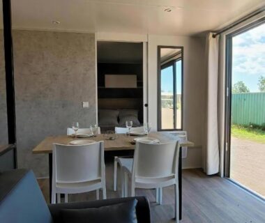 Séjour avec table dressée et baie vitrée donnant sur jardin du Modèle d’exception 3 ch 2 sdb 43m2