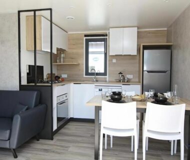 Dans le séjour avec cuisine équipée et coin repas du Modèle d'exception 3 ch 2 sdb 43m2 proche parc aquatique