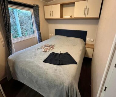 Chambre double avec lit et rangements dans le mobil-home au Mon Coin de Vendée