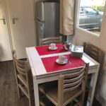 Coin repas intérieur avec table et chaises dans l'hébergement Mon Coin de Vendée