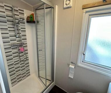 Salle de bain avec cabine de douche et WC dans le mobil home Mon Coin de Vendée