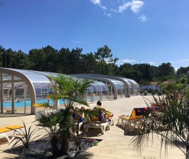 Espace solarium et piscine couverte au camping Mon Coin de Vendée