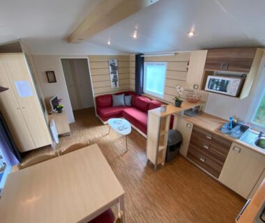 Salon et kitchenette dans le mobil-home Mon Coin de Vendée