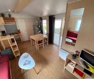 Salon et cuisine équipée dans le mobil-home Mon Coin de Vendée