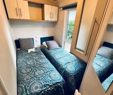Chambre étroite avec deux lits simples dans l'hébergement Mon Coin de Vendée