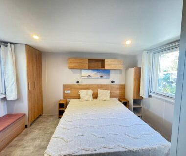 Chambre avec lit double et rangements dans Mon Ptit coin au ferret