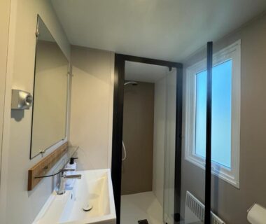 Salle de bains avec douche et double vasque du Mon Ptit coin au ferret