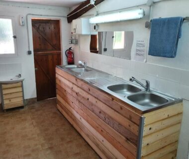 Bloc sanitaire avec éviers inox et plan de travail au Moulin Du Pommier Glamping & Camping