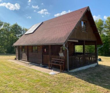 Chalet en bois sur pelouse au Moulin Du Pommier Glamping et Camping