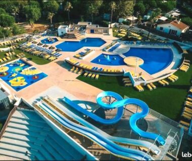 Complexe aquatique avec piscines et toboggans au camping NATITOLOCATION Mobile Home Camping Saint Cyprien