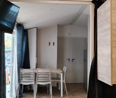 Intérieur avec coin repas et baie vitrée du NATITOLOCATION Mobile Home Camping 4etoiles Saint Cyprien