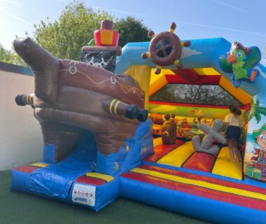 Aire de jeux gonflable thème pirate dans l'enceinte du Camping Armor Loisirs