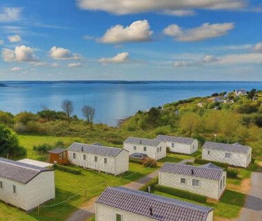 Mobil-homes en bord de côte vus du ciel dans la Nuit Insolite Côte de granit rose Camping Armor Loisirs