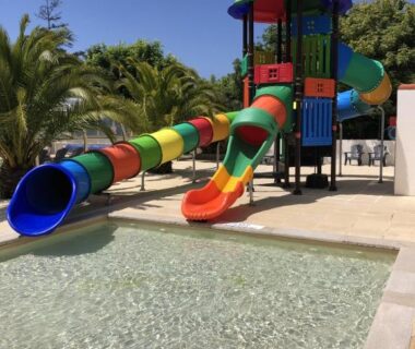 Piscine avec toboggans colorés du Camping Armor Loisirs