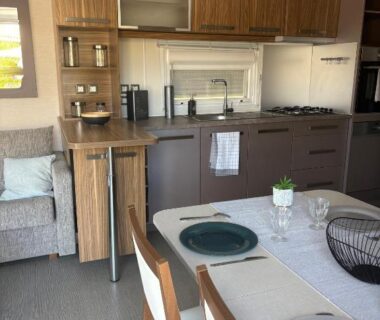Intérieur avec cuisine équipée et table à manger du logement Nadege