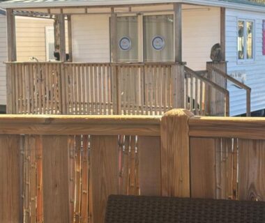 Terrasse en bois avec fauteuils du mobil-home Nadege