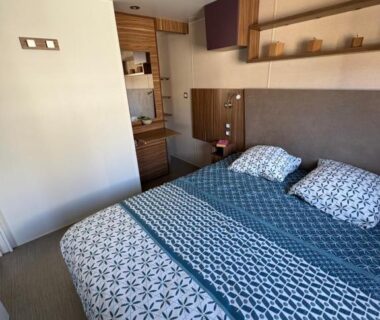 Dans la chambre lit double chevet et kitchenette visibles au camping Nadege