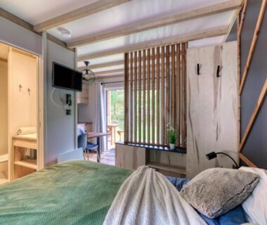 Chambre avec lit double et salle d'eau au Camping Le Petit Port à Nantes