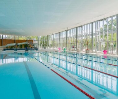 Piscine couverte avec couloirs de nage et baies vitrées au Nantes Camping Le Petit Port