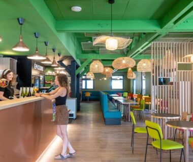 Bar intérieur avec comptoir et sièges au Nantes Camping Le Petit Port