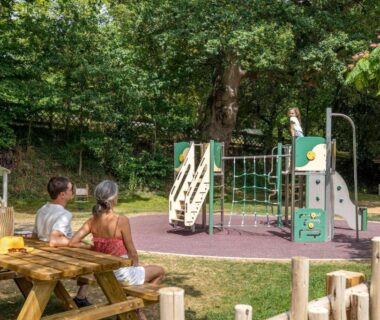 Aire de jeux avec table de pique-nique au camping Nantes Camping Le Petit Port