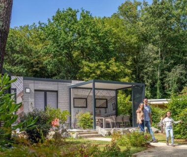 Mobil-home avec terrasse dans un espace boisé au Nantes Camping Le Petit Port