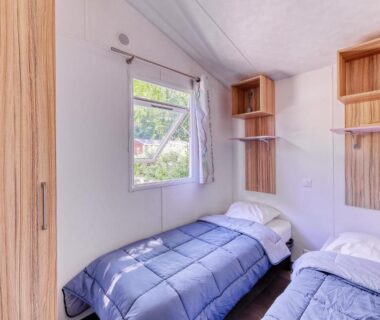 Chambre avec deux lits simples et fenêtre au camping Nantes Le Petit Port