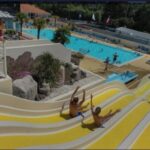 Piscine extérieure avec toboggans au camping Naphtase MH01S Le Refuge des Pins