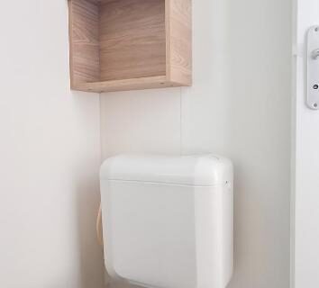 Salle de bains compacte avec WC et rangement dans le mobil-home Naphtase MH01S Le Refuge des Pins