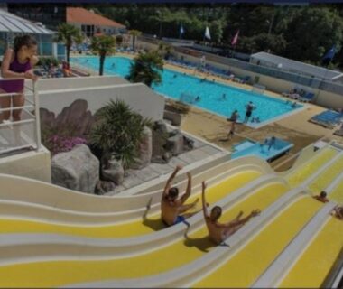 Piscine extérieure avec toboggans au camping Naphtase MH01S Le Refuge des Pins