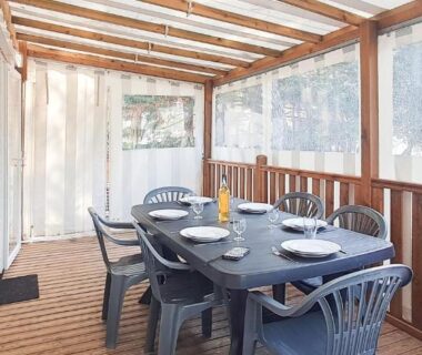 Terrasse couverte avec table et chaises au mobil-home Naphtase MH01S Le Refuge des Pins
