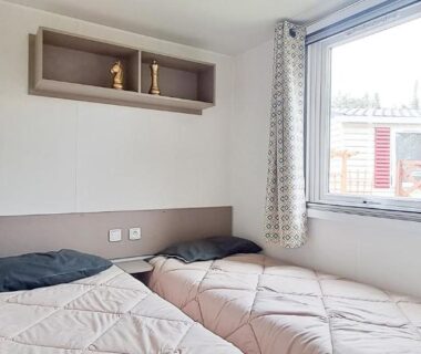 Chambre avec deux lits simples dans le mobil home Naphtase MH334S Pins Calmes