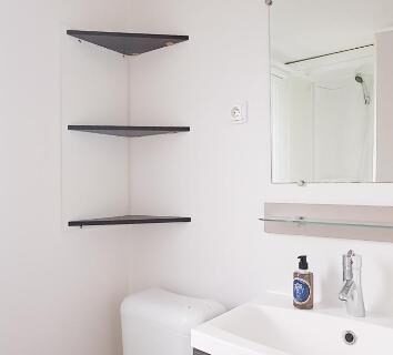Salle de bain compacte avec lavabo miroir et WC dans le mobil-home Naphtase MH334S