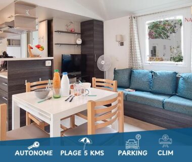Séjour avec canapé et coin repas dans le mobil-home Naphtase MH334S Pins Calmes