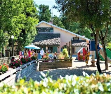 Entrée et aire de jeux au camping Naphtase MH334S Pins Calmes Ménage inclus