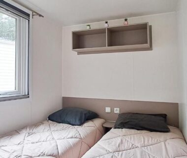 Chambre avec deux lits simples dans le mobil home Naphtase MH334S Pins Calmes