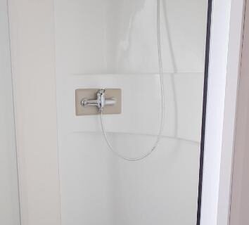 Cabine de douche blanche dans le mobil-home Naphtase MH334S