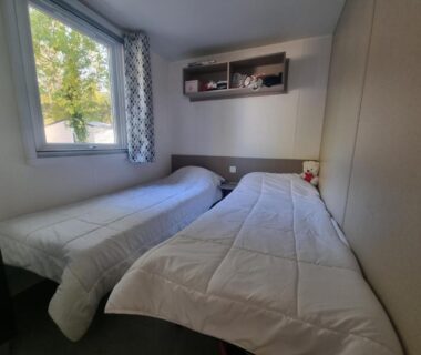 Chambre avec deux lits simples dans le mobil-home Naphtase MH487S Pause Privilège