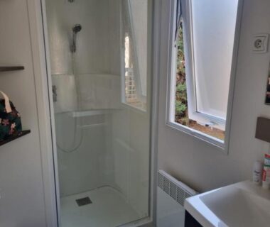 Salle de bains avec douche et lavabo dans le mobil-home Naphtase MH487S Pause Privilège