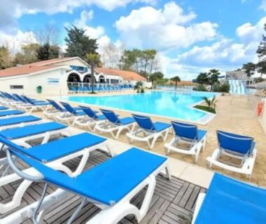 Bord de piscine avec transats au mobil-home Naphtase MH487S Pause Privilège