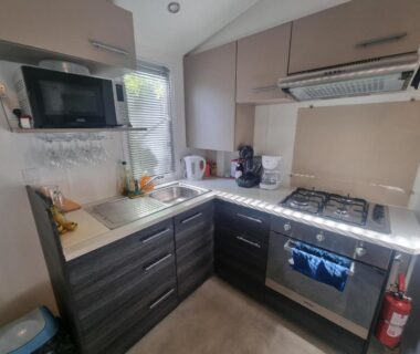 Cuisine équipée dans le mobil-home Naphtase - MH487S - Pause Privilège