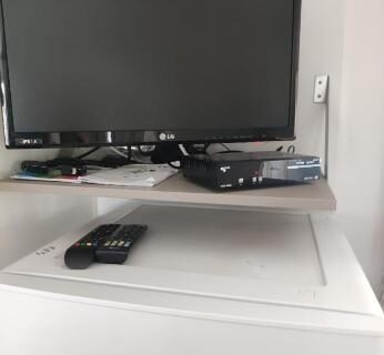 Intérieur du mobil-home avec télévision et réfrigérateur dans le Naphtase MH487S Pause Privilège