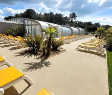 Espace piscine couvert avec transats au camping Naphtase MH487S Pause Privilège