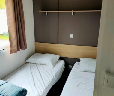 Chambre avec deux lits simples au camping Nat et Mayou