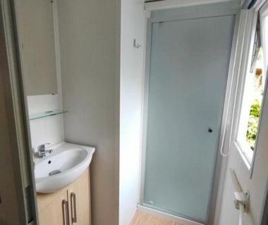 Salle de bain avec douche et lavabo au Nat & Mayou
