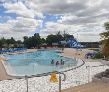 Piscine extérieure avec toboggan au camping Nat et Mayou