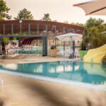 Piscine extérieure avec toboggan au camping Natuara - L'écrin du Ferret