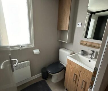 Salle de bains avec WC lavabo fenêtre dans le mobil-home Natuara L'écrin du Ferret